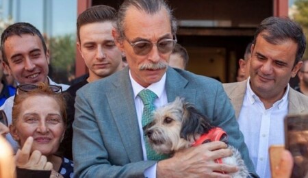 Erdal Beşikçioğlu, sokak hayvanlarını belediyede görevlendiriyor!