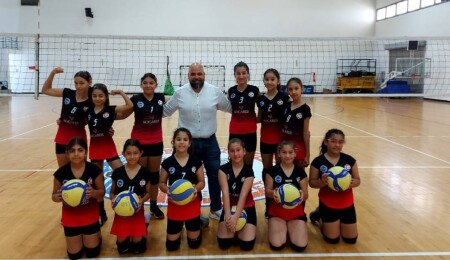 Küçük kızlar voleybol maçlarında Şehit Hüseyin Akil İlkokulu galip geldi