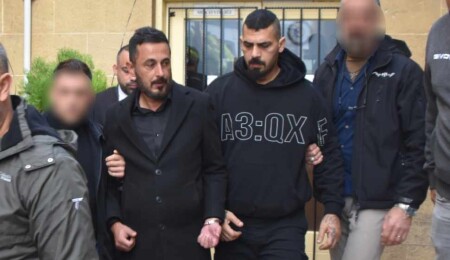 Ülkeye iş insanını vurmak için geldikleri iddia edildi, tasarruflarında tabanca ve mermi ele geçirildi