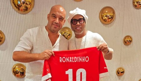 Brezilyalı futbolcu Ronaldinho'ya Milli Takım forması hediye edildi