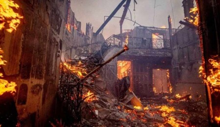 Kaliforniya yanıyor: Evler kül oldu, Hollywood yıldızları bölgeyi terk etti