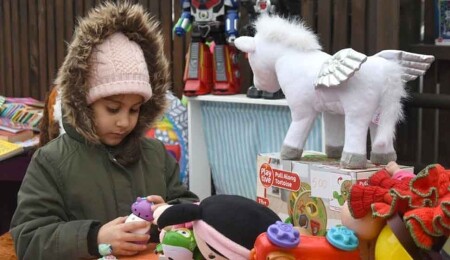 İngiltere'de çocuklar depremzede yaşıtlarına yardım için oyuncaklarını sattı