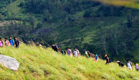 Sri Lanka'da dağ yürüyüşü yaparken mahsur kalan 180 öğrenci kurtarıldı