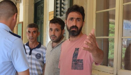Aile kavgasına müdahale etmek için olay yerine giden polisleri darbeden zanlılar, 1 gün tutuklu kalacak!