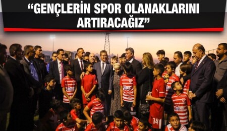 Ünal Üstel, Maraş'ta futbol sahasında gençlerle buluştu