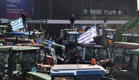 Yunanistan'da polis havalimanı yolunu kapatmak isteyen çiftçilere biber gazıyla müdahale etti