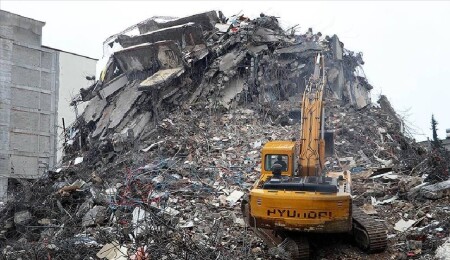 Adıyaman'da enkaz kaldırma ve yıkım çalışmaları yağışa rağmen sürdürüldü