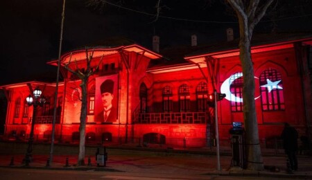 Çanakkale Zaferi'nin yıl dönümü için simge yapılar Türk bayrağı renklerine büründü