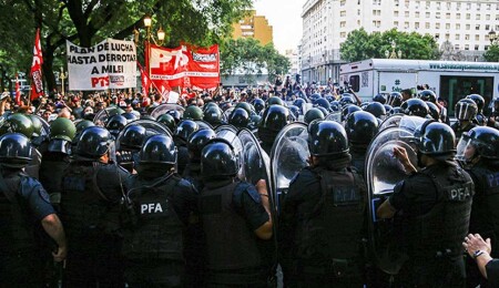 Arjantinliler hükümetin ekonomi politikalarını protesto etti