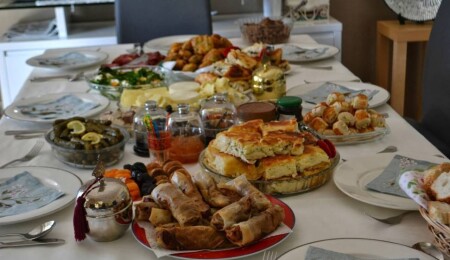 Bayramda dengesiz beslenme hastalıklara "kapı aralayabiliyor"