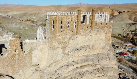 Dünyadaki şato planlı sayılı kalelerden olan Hoşap Kalesi, eski ihtişamına kavuşturuluyor