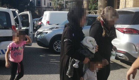 Güney Kıbrıs'tan ülkeye kaçak gelen üç anne, dört çocukla polise sığındı