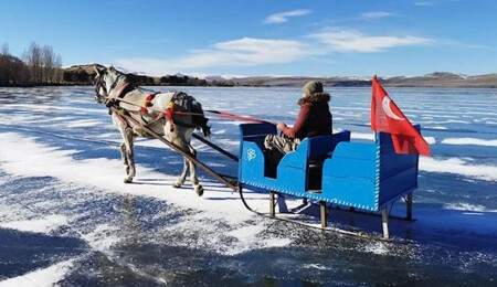 Kars ve Ardahan arasında bulunan Çıldır Gölü buz tuttu