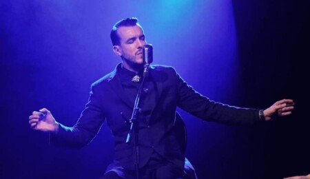 Cem Adrian, yüzüne pet şişe atılmasına rağmen konserine devam etti