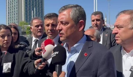 CHP lideri Özgür Özel'e, Sırrı Süreyya Önder'in cenaze çıkışında tokatlı saldırı!