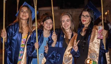 DAÜ mezunları geleneksel mezuniyet yürüyüşü ile kente veda etti