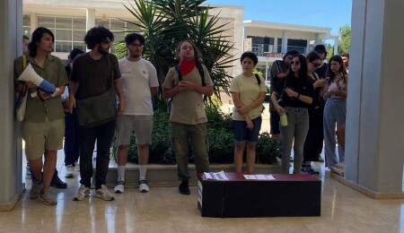 DAÜ öğrencilerinden harç protestosu: Rektörlük önüne tabut bırakıldı!