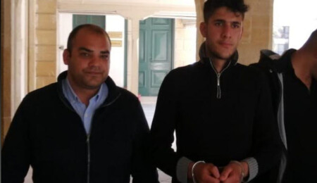 Trafik polisine başkasına ait sürüş ehliyeti ve kimlik verdi