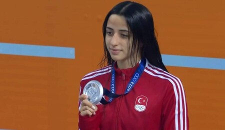 Türkiye’de Milli yüzücü Deniz Ertan, Avrupa Şampiyonası’nda finale yükseldi