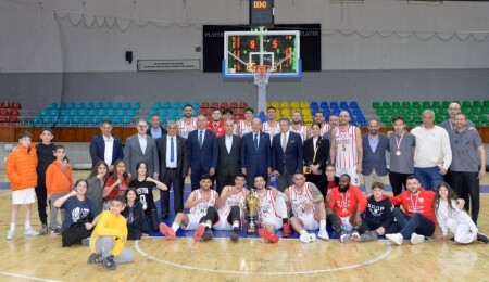 Ersin Tatar, Cumhurbaşkanlığı Kupası final karşılaşmasını izledi: Şampiyon, Gönyeli Koop Bank!