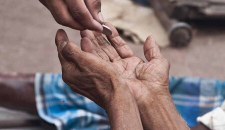 Gazimağusa’da dilencilik yapan şahsa yasal işlem