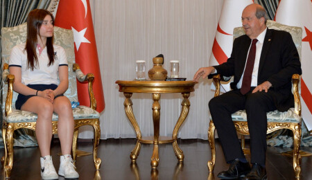 Cumhurbaşkanı Tatar, Kıbrıslı Türk yüzücü Özgül Çetin’i kabul etti