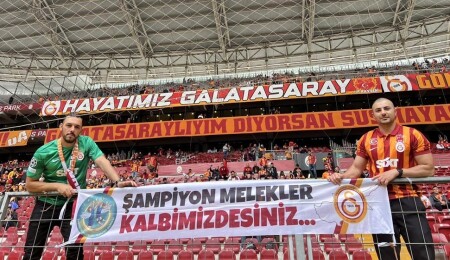 Galatasaray tribününde 'Şampiyon Melekler Kalbimizdesiniz' pankartı açıldı