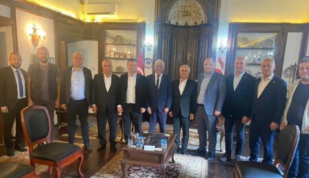 Mahmut Özçınar, Bucak Belediye Başkanı Ünal ile bir araya geldi