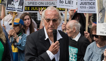 Avustralyalı gazeteci ve belgesel yapımcısı John Pilger 84 yaşında hayatını kaybetti