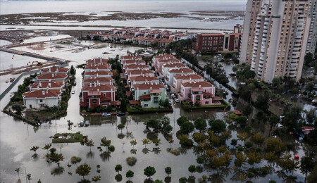 İzmir'de deniz taştı, sokaklar su altında kaldı