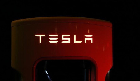 Tesla'dan yeni hamle: Kaza durumunda acil servisi arayacak