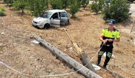 Direksiyon hakimiyetini kaybetti, yoldan çıktı: 1'i çocuk, 3 yaralı