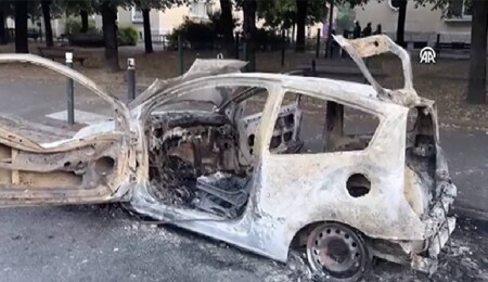 Fransa'da bir gencin polis ateşiyle ölümünün ardından birçok araç ateşe verildi