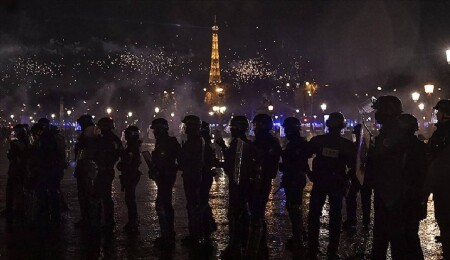İngiltere Kralı'nın Fransa ziyareti protestolar nedeniyle ertelendi