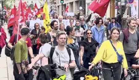 Fransa'da halk, ülkede aşırı sağın yükselişini protesto etti