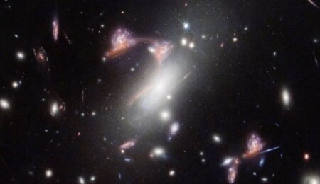 NASA, soru işaretine benzeyen galaksinin ikizini keşfetti
