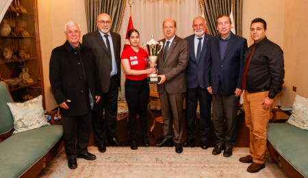 Cumhurbaşkanı Tatar, Bilardo Federasyonu yönetimi ve milli sporcu Ghaffari’yi kabul etti
