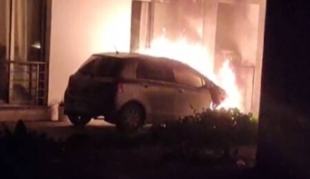 Gönyeli'de araç yangını: Aracın iç kısmı ve motor bölümü tamamen yandı