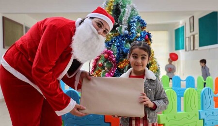 İskele Belediyesi, çocuklara yeni yıl hediyesi dağıttı