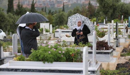 Depremlerden etkilenen Hatay, Adana ve Osmaniye'de mezarlıklara hüzünlü ziyaret