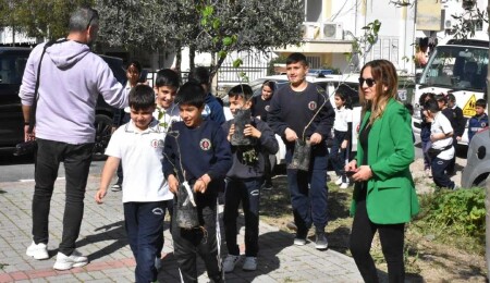 Öğrenciler "Yeşil Okullar ve Doğanın Genç Savunucuları Projesi" kapsamında fidan dikti