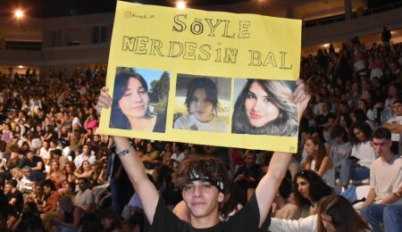 Duman konserinde yürek burkan pankart: Türkiye’de katledilen kadınlar unutulmadı!