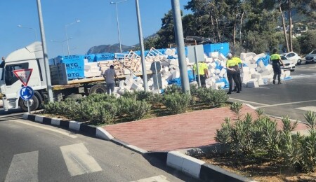 TIR'ın yükü yola saçıldı