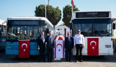 Mersin Belediyesi'nden Gazimağusa Belediyesi'ne iki otobüs, bir vakumlu yol süpürme aracı