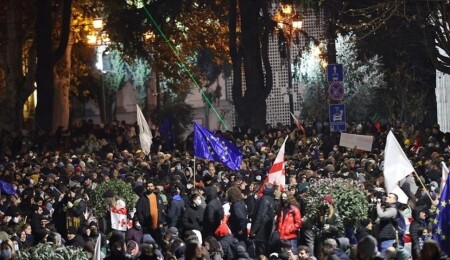 Gürcistan'da, AB'ye katılım müzakerelerinin askıya alınmasına karşı protestolar bugün de sürüyor