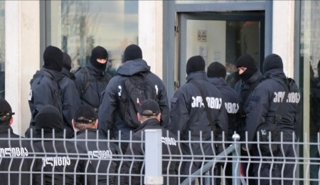 Gürcistan'da polis, muhalefet partilerinin ofislerinde arama yaptı