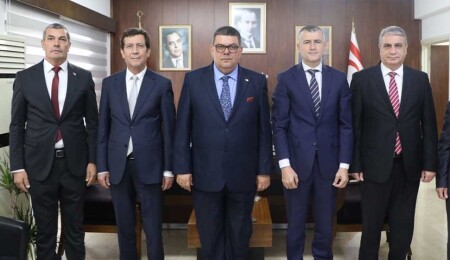 Bakan Özdemir Berova, Kuzey Kıbrıs Bankalar Birliği heyetini kabul etti