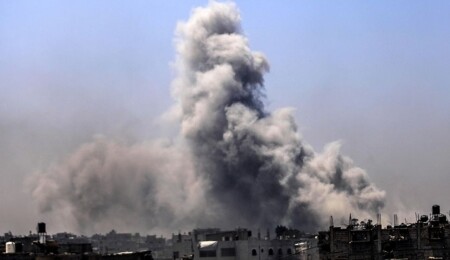 İsrail'in Gazze'de yerinden edilenlerin sığındığı okulu bombalaması sonucu 15 kişi öldü