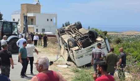 Yenierenköy’de otobüs devrildi: Araç sürücüsü ve 20 öğrenci yaralandı