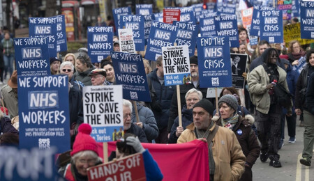 Londra'da greve giden sağlık çalışanlarına destek yürüyüşü düzenlendi